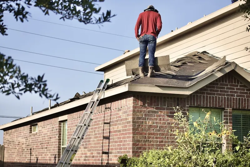 Professional roofer working on a residential roof in Vista del Verde